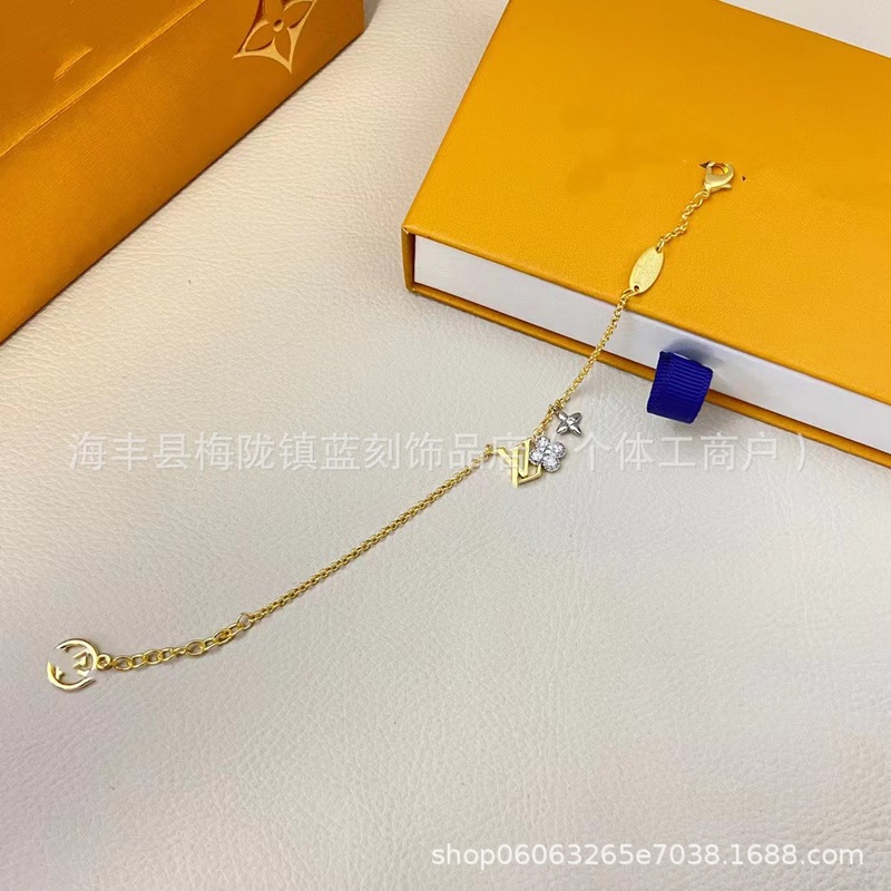 v金驴家新款分色字母星星手链女18k玫瑰金简约轻奢满钻尖花手链潮|undefined