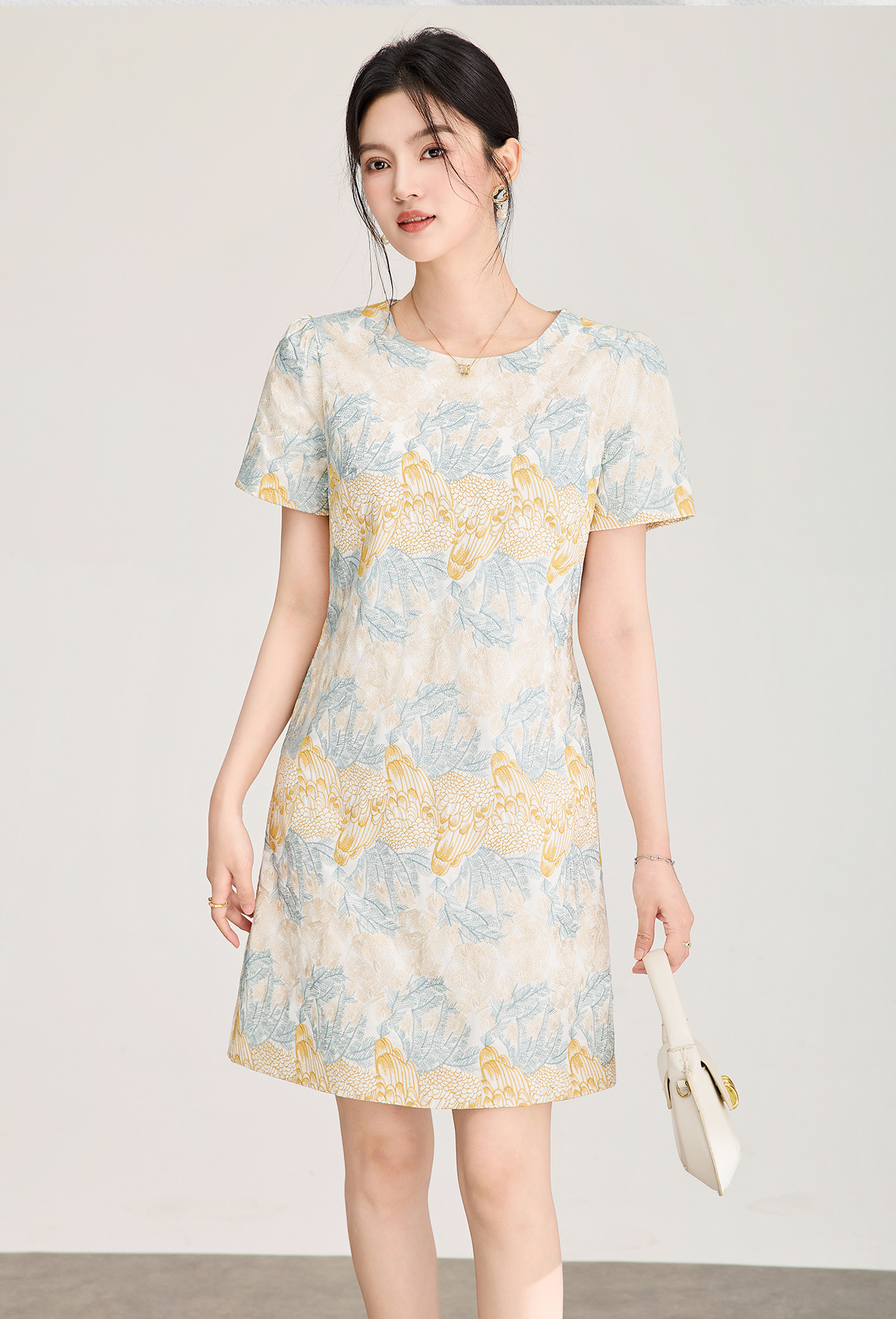 Đầm suông nữ midi dệt satin thêu jacquard tay ngắn — xanh lam chi tiết 2