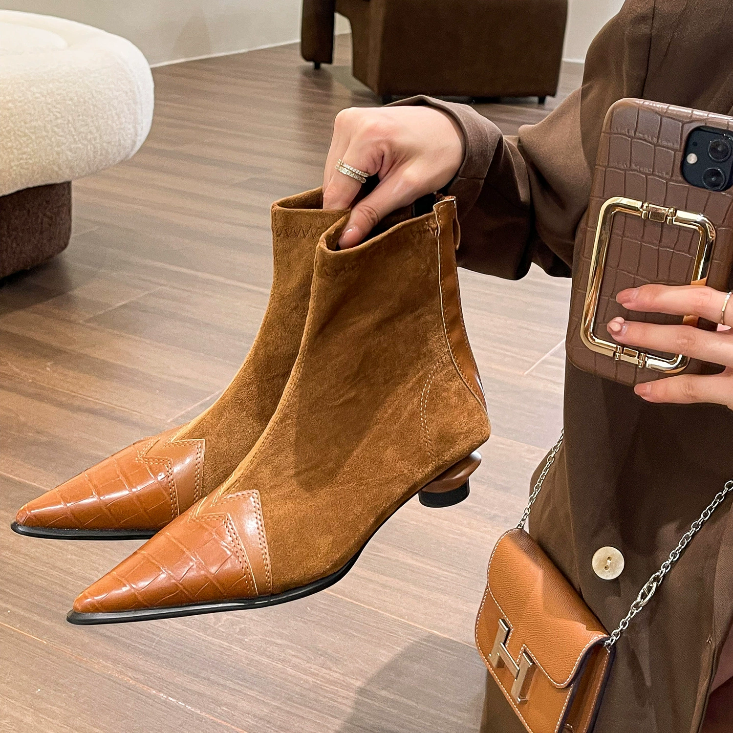 Короткие сапоги женские сшитые ретро остроконечные сапоги 2024 осенью и зимой плюшевые котята и эластичные тонкие сапоги