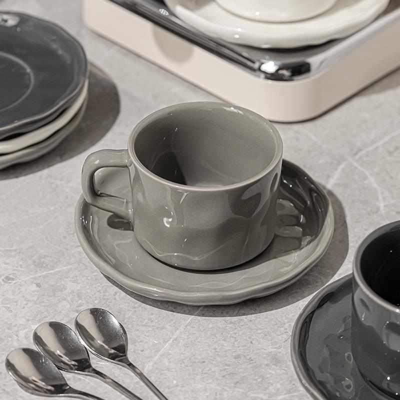 Taza de café de lujo ligero Juego de té de la tarde de estilo europeo exquisito de alta gama Juego de tazas y platos de cerámica de alta calidad para mujer