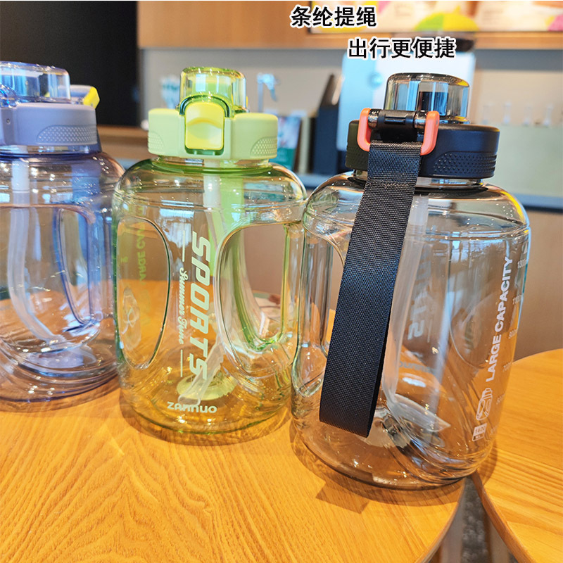 Botella de agua de gran capacidad de gran aspecto taza de agua de paja de plástico botella de agua portátil al aire libre con cuerda de Deportes de hombres y mujeres