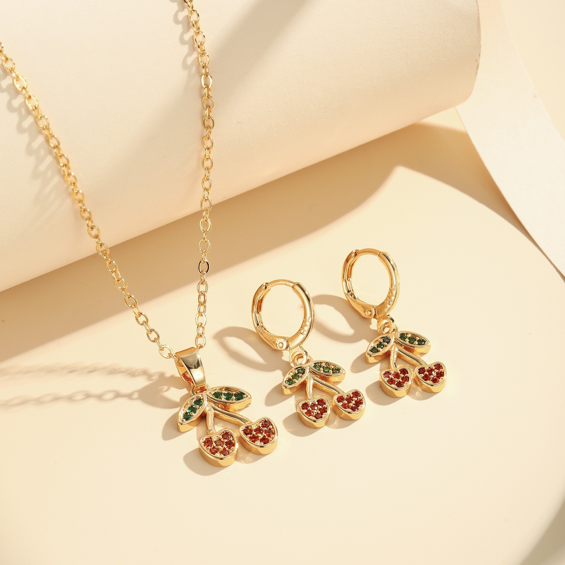 Nueva moda cobre dorado pendientes collares colgante cadena de clavícula fruta de cereza temperamento conjunto de joyas al por mayor