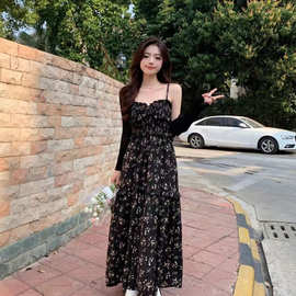 黑色碎花吊带连衣裙女2023夏季新款法式温柔长裙显瘦气质打底裙子