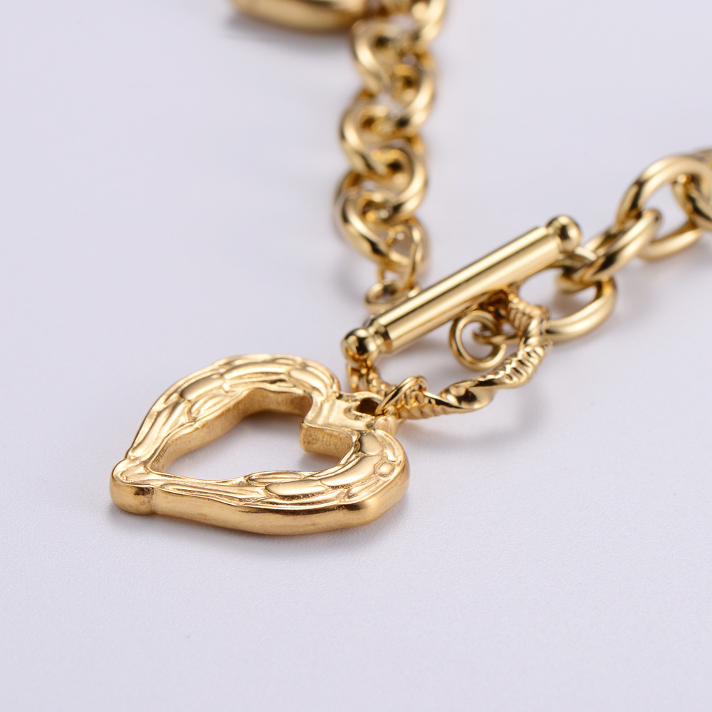 Fashion Electroplated 18k Gold Clavicle Chain Heart-shaped Pendant Necklace display picture 5