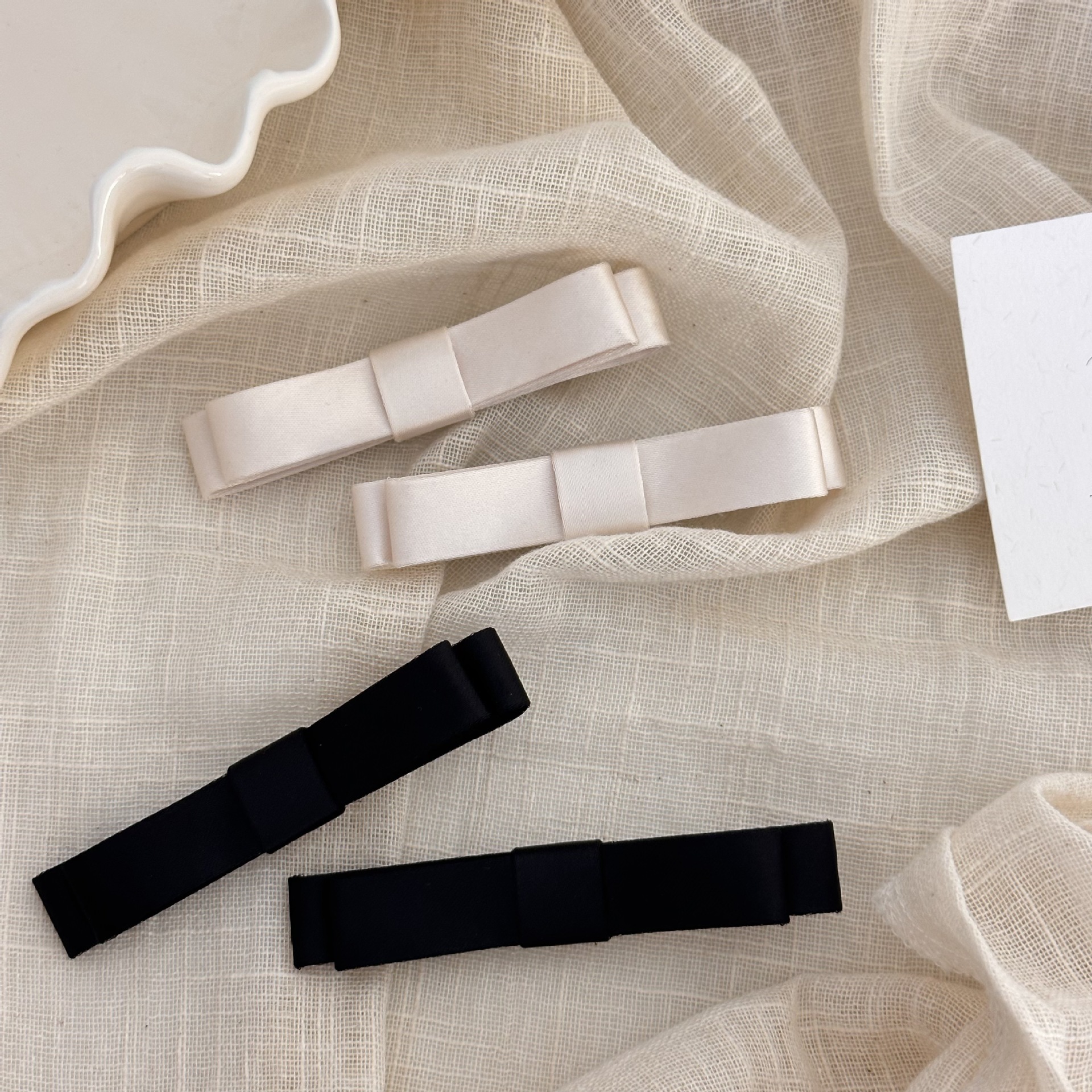 Three dimensional universal elegant black hairgrip with bow