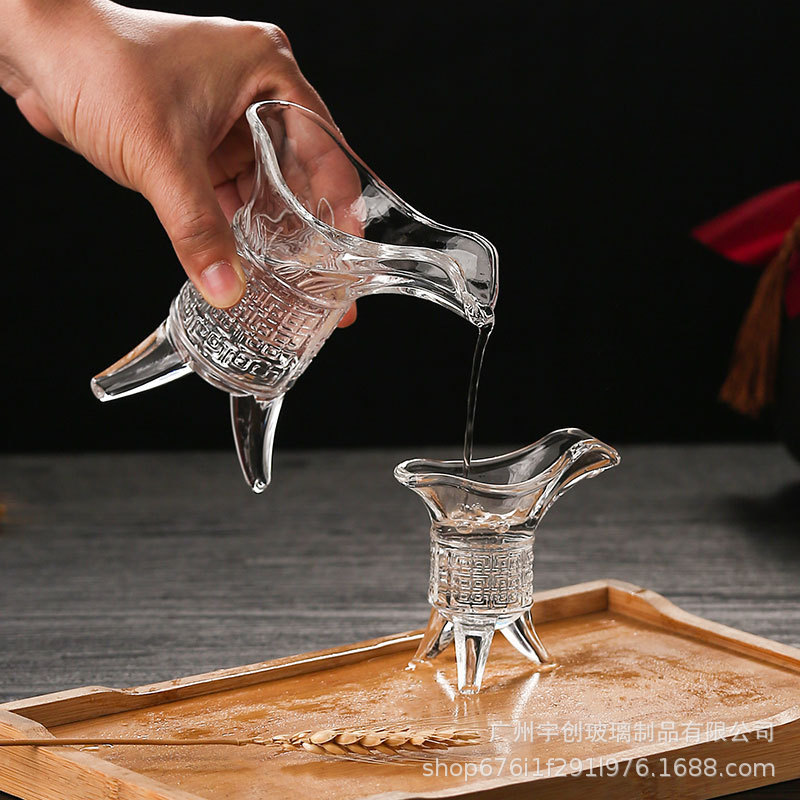 Taza de licor conjunto de licor divididor de vidrio creativo al por mayor grueso taza de licor pequeña copa imperial antigua taza de tres patas