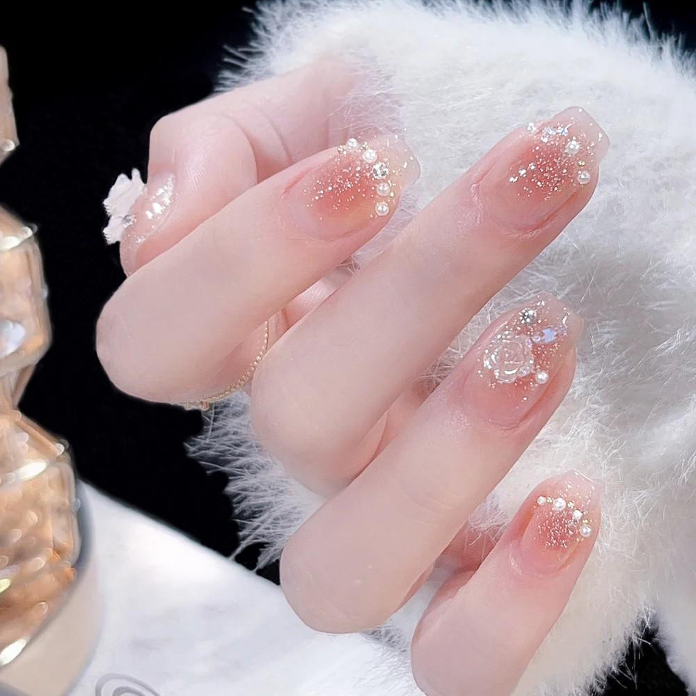 Verano nuevo estilo, lujo ligero, uñas de estilo puro, corazón de niña portátil, manicura blanca en polvo, 24 parches de uñas terminados