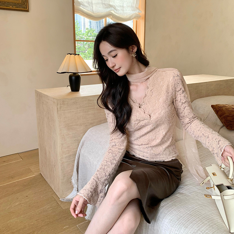 SE White Label – “Pure and alluring” French-style chic – V-neck, flared sleeves, slim-fit top 89947