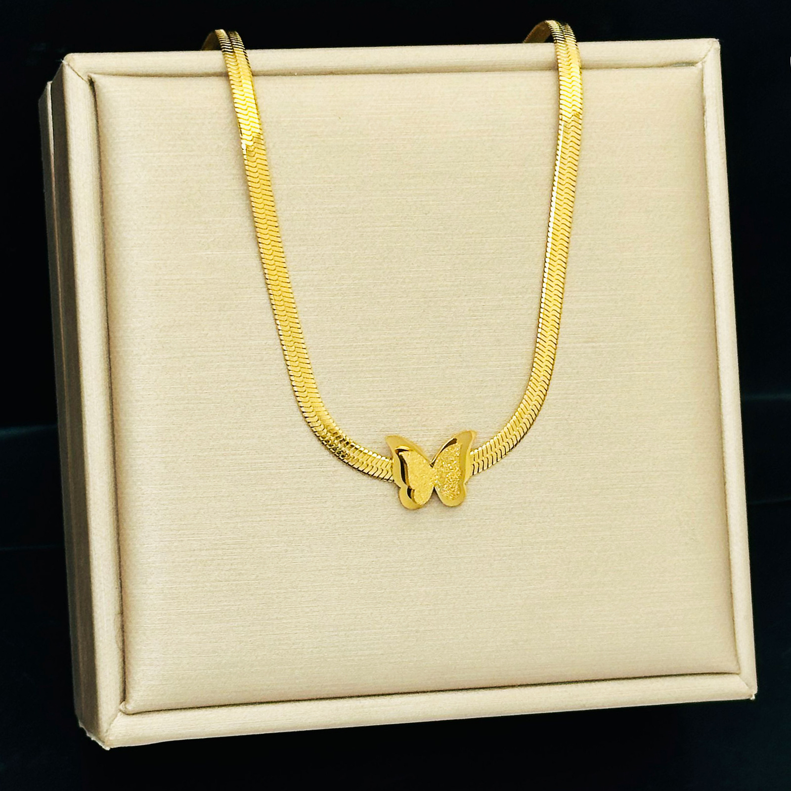 Temperamento de acero de titanio simple collar de cuchilla de mariposa mujer no desvanecer pulsera moda dorada accesorios de conjunto universal