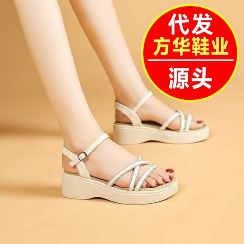 Una palabra con sandalias para mujeres primavera y verano 2026 nuevo nuevo estilo de diamante Roma moda versátil muffin sandalias para niños pequeños
