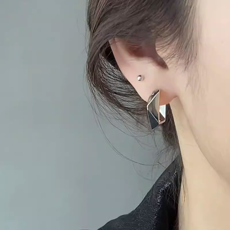 Minimalistiska silverörhängen med geometrisk rombdesign_voghion.com