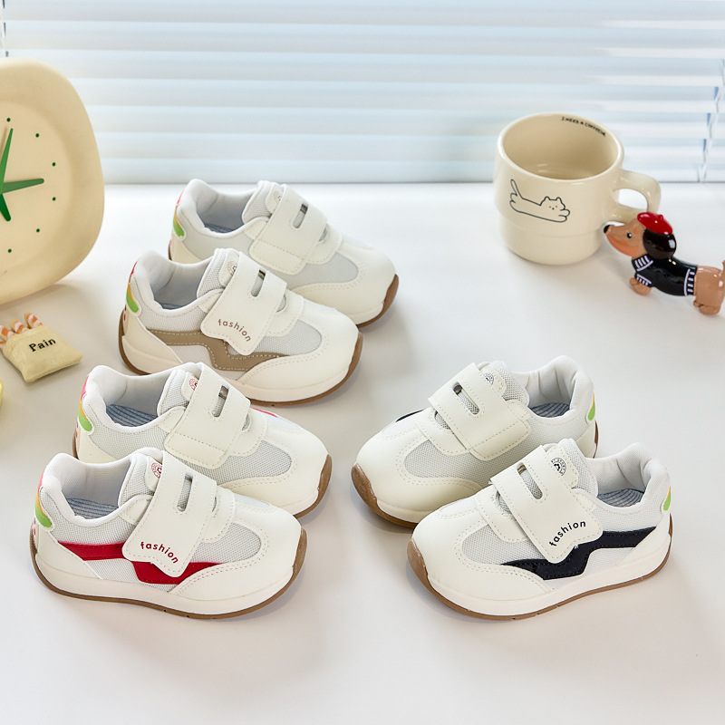 2026 primavera y otoño zapatos para niños respirables zapatos deportivos para niños pequeños y medianos convenientes velcro zapatos de correr bebé en stock