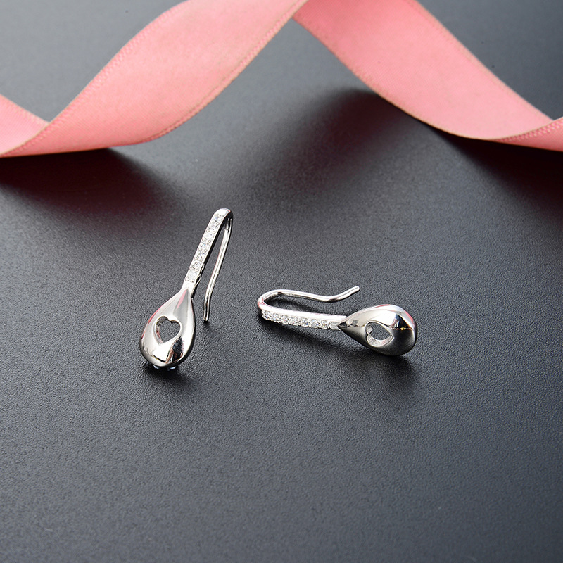 Accesorios elegantes huecos en forma de corazón para mujer estilo japonés y coreano s925 pendientes de plata incrustados en diamantes pendientes de diseño creativo transfronterizo