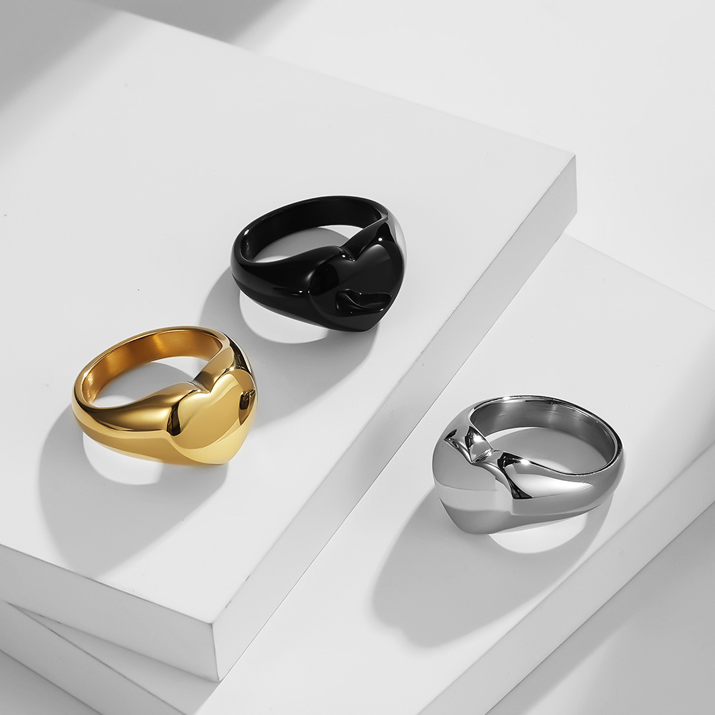 Mode Herz Form Überzogene 18k Gold Glossy Einfache Männer Und Frauen Edelstahl Ring display picture 3