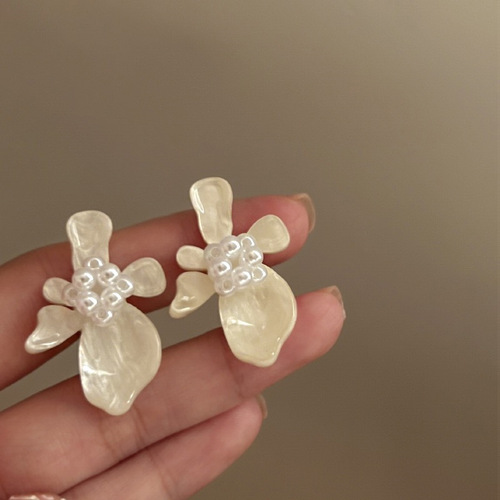 Sequential Garden ~ Super Ethereal French Vintage Pearl Flower Acrylic Earrings with Exquisite and Luxurious Sense of Design
