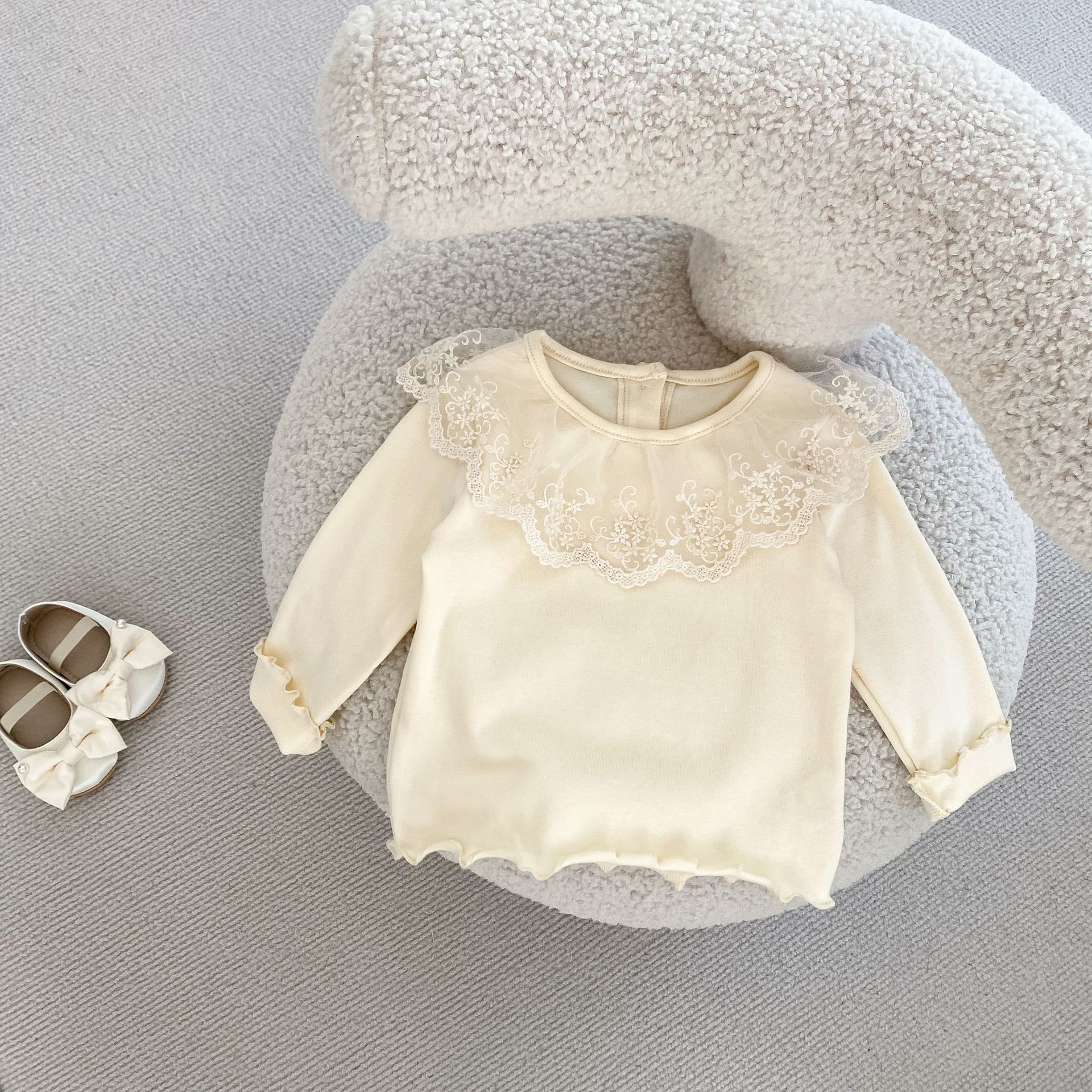 Jesenski set od tri dijela za djevojčice 2024. s čipkastom majicom s ovratnikom, mrežastim hlačama i jednobojnim žakard kaputom, Taken_voghion.com