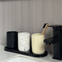 韓国式insは墨をかけて陶磁器のうがいのコップを洗って歯を磨くコップのカップルの歯ブラシのコップのトレーのセットを持ちます。
