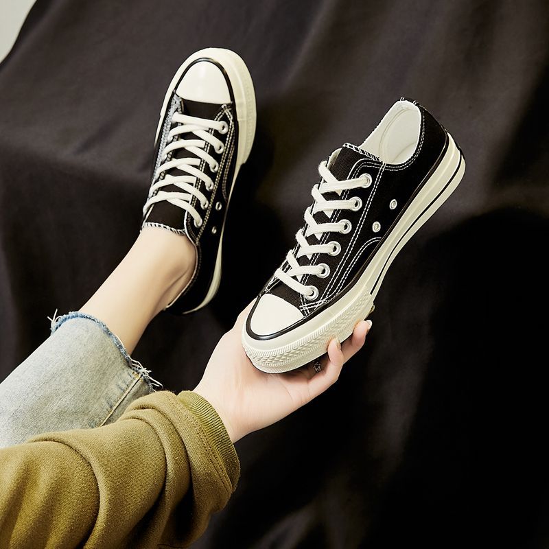 Zapatos de lona para mujeres 2026 nuevos zapatos de tela plana versátiles de verano delgados zapatos casuales transpirables zapatos de skate de altura baja tendencia masculina