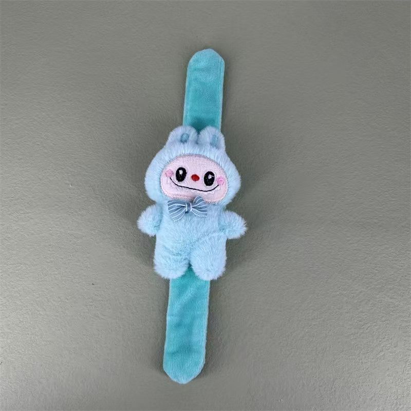 파란색 수직 헝겊 인형