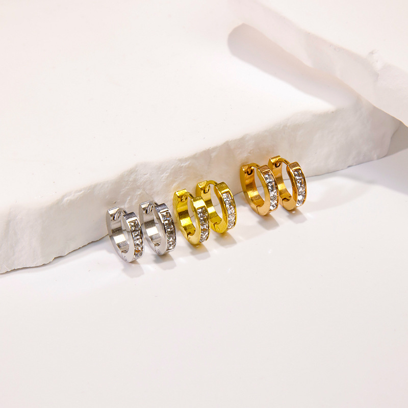 Unique and exquisite small square diamond earrings with titanium steel texture, shiny and versatile, suitable for multiple ear piercings, stackable, high-end light luxury earrings