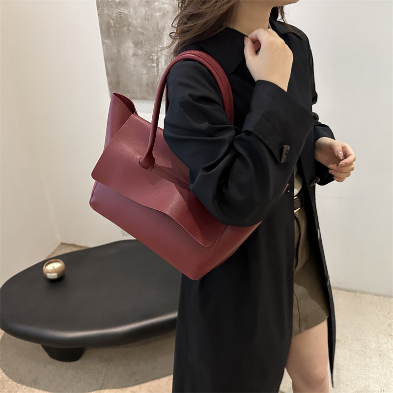 Nuevo diseño de color sólido portátil de un solo hombro fresco 2024 temperamento de otoño e invierno axilas retro de gran capacidad bolso Tott