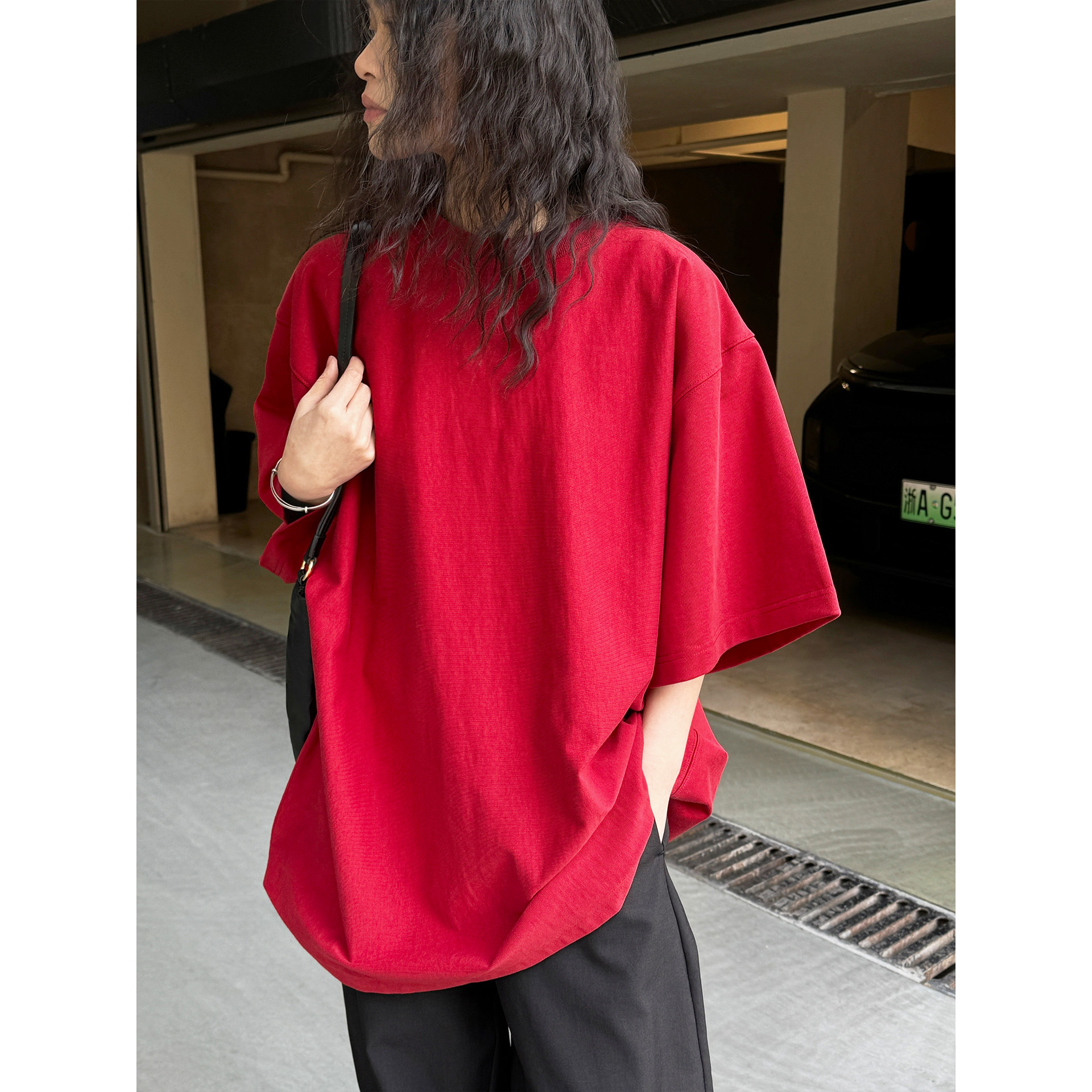 ルーヴル春の新型アメリカ風シンプル基礎モデル純色oversize落肩tシャツカジュアル百合上着女