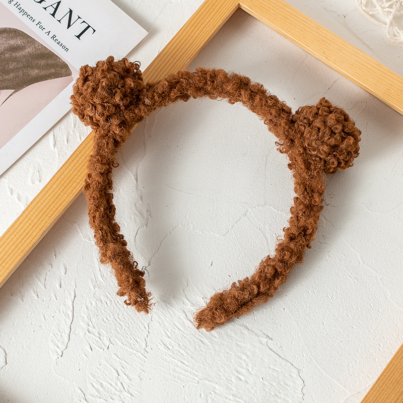 [Pequeña venta al por mayor] 2022 nueva cinta de bola de oso de peluche antideslizante de lavado de cara de lana de cordero de color caramelo