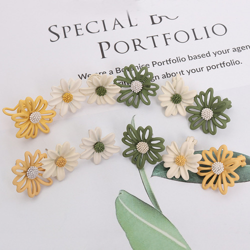 Light luxury, painless mosquito coil clip earrings, asymmetrical daisy earrings for girls, small fresh silver needles, contrasting flowers for girls