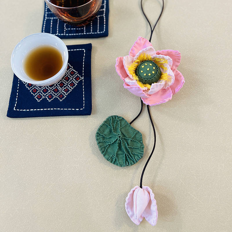Hecho a mano DIY patchwork colgante Lu Bordado Lotus joyería hanfu accesorios periféricos Flor de tela Decoración