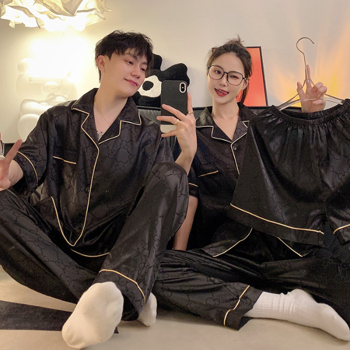 Pajamas de pareja de letras negras para hombres y mujeres de verano delgado conjunto de tres piezas de seda de hielo de manga corta ropa de hogar de alta calidad de verano