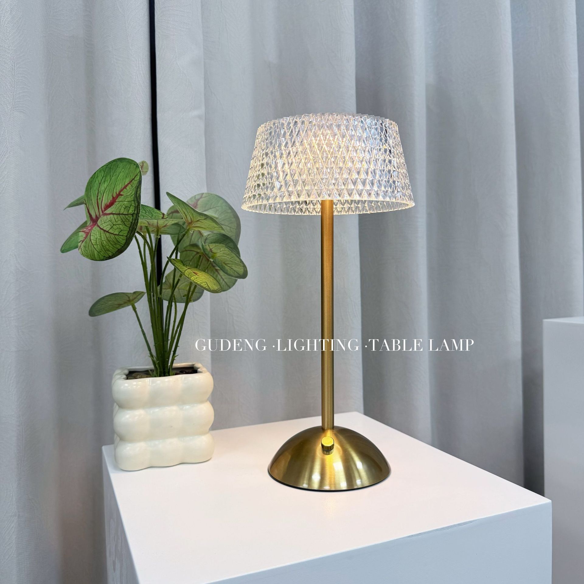 Luz nocturna de metal minimalista estadounidense transfronteriza usb touch recargable dormitorio decoración de bar atmósfera de escritorio lámpara de escritorio de cristal