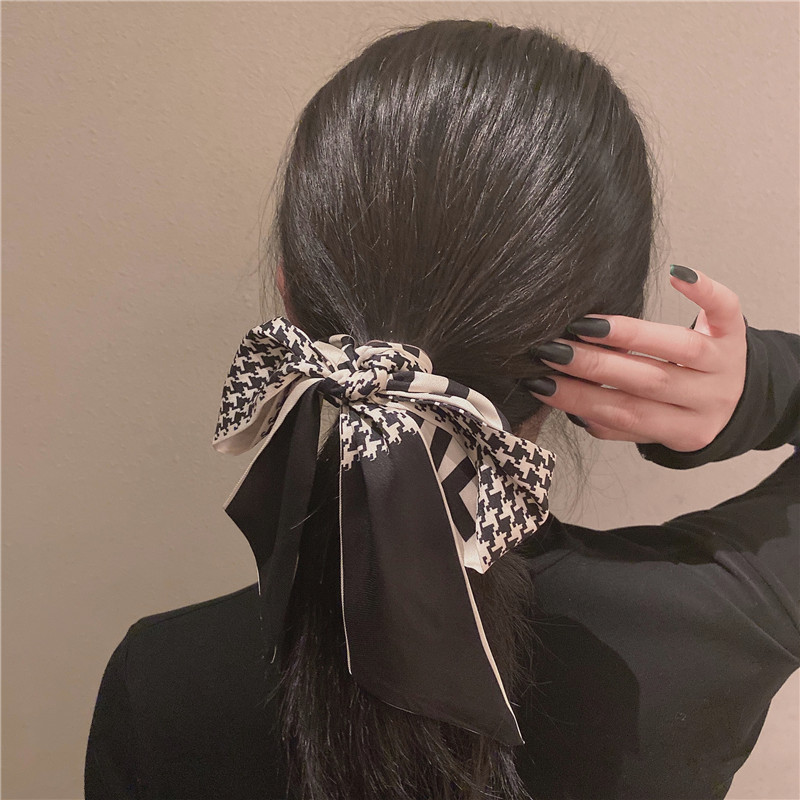 長いシルクタオルのヘアバンドの女性のリボンの細い狭い紐で髪の紐を縛って髪の紐を縛って飾ります。|undefined