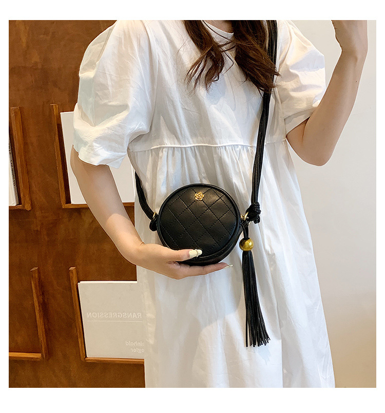 Women's Pu Leather Solid Color Cute Fashion Lingge Soft Surface Round Zipper Circle Bag Crossbody Bag display picture 3