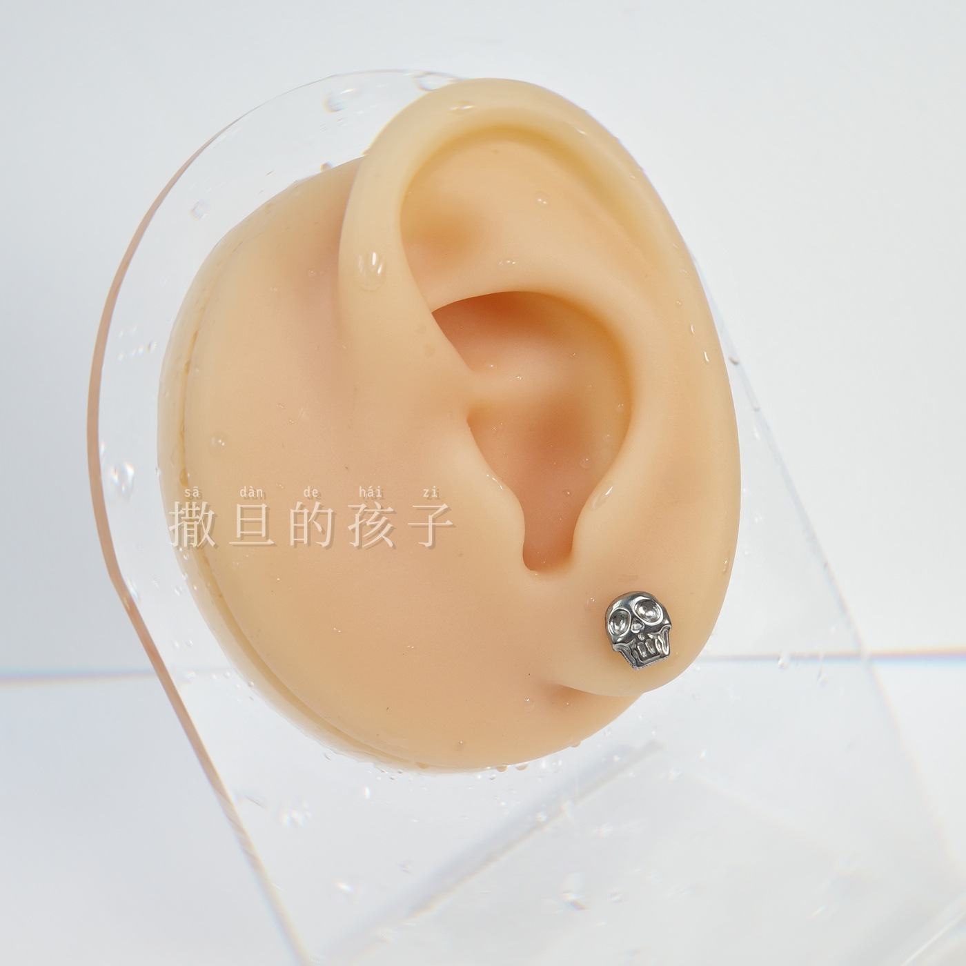 16G labret stud size and finish detail