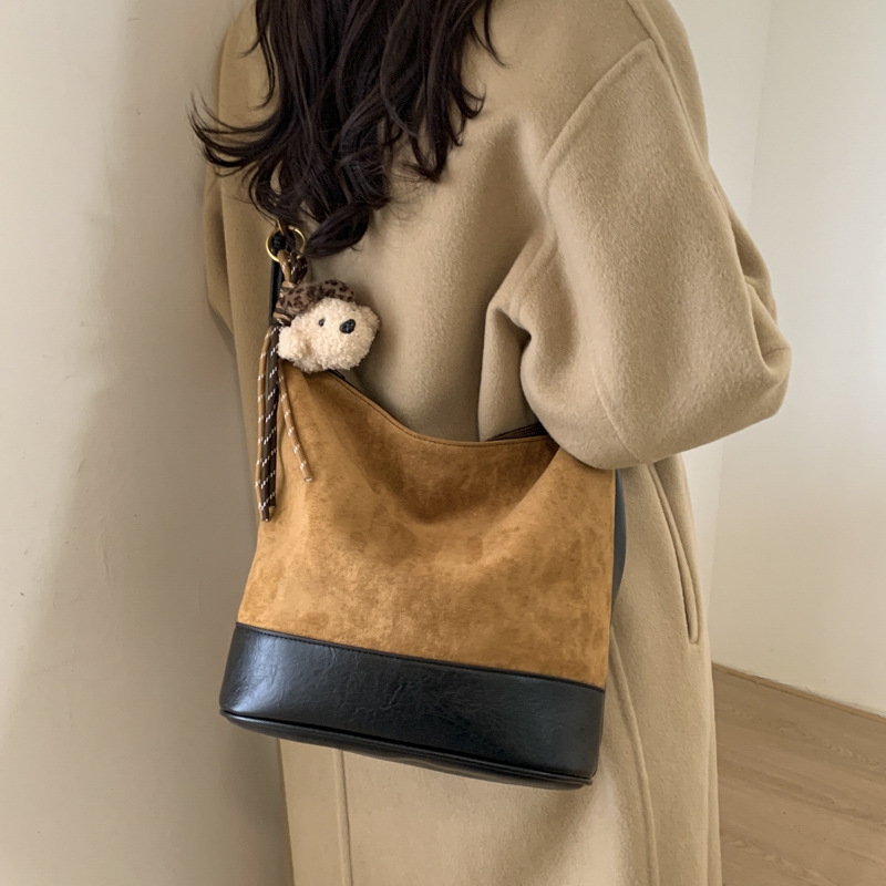 Invierno retro esmeriado bolso de balde de agua mujer 2025 nuevo estilo de alta calidad bolso de hombro de moda empalmado bolso de color contraste