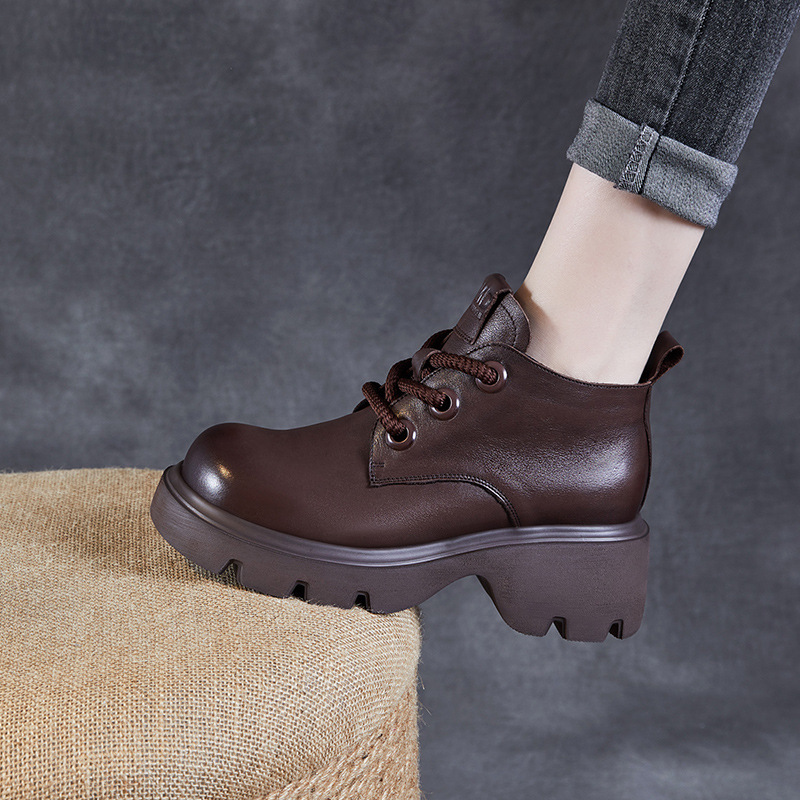 Fashionable retro low boots platform with shoelaces English style