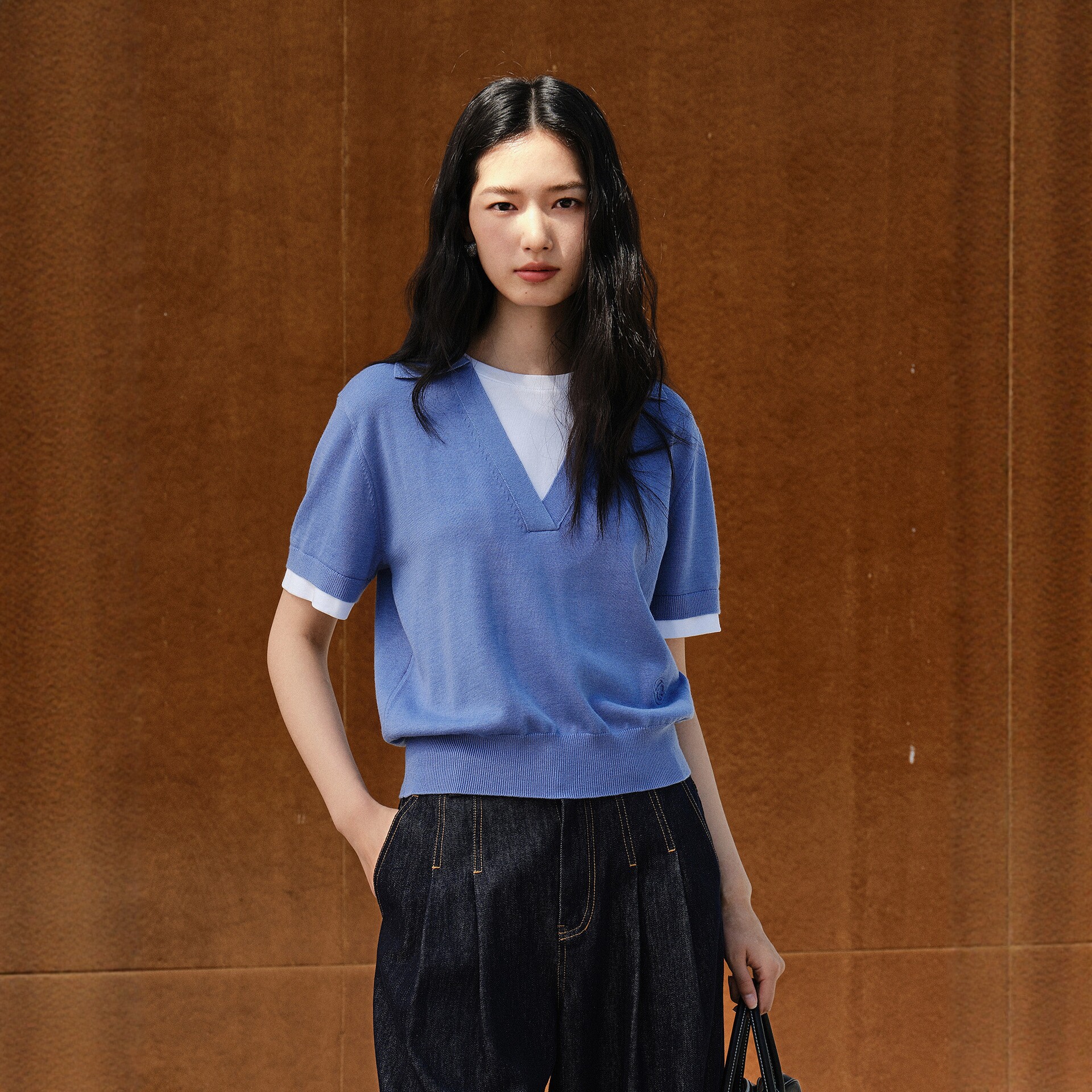 Color-blocked faux two-piece V-neck knitted short-sleeved T-shirt for women, new style for spring and autumn, elegant and versatile short polo embroidered top.