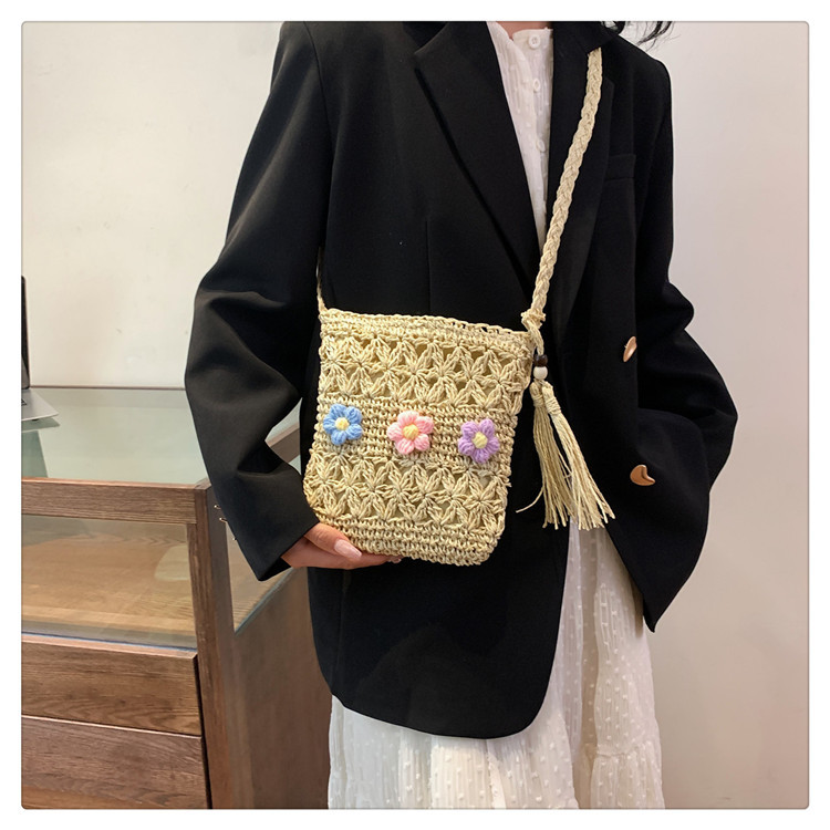 Women's Medium Straw Flower Vacation Beach Tassel Weave Hollow Zipper Straw Bag display picture 9