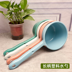 色の長い柄のプラスチックの水のスプーンの円形の果物の野菜はスプーンのベランダを洗って花をかけます。