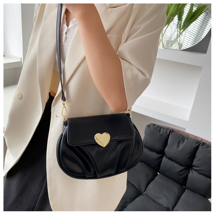 Wholesale Heart Buckle Fold One-shoulder Messenger Small Round Bag Nihaojewelry display picture 52