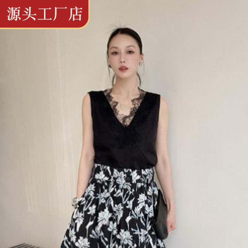 Designer Brand 2025 New Summer Fashion Versatile V Neck Lace Style Splicing Sleeveless Vest Loose Top