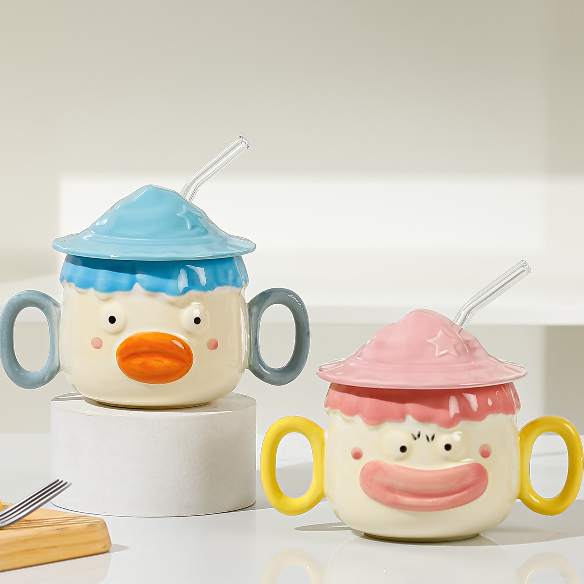 Creativo divertido lindo pato apestoso taza de agua de cerámica con tapa taza de paja de dibujos animados doble ASA taza personalizada con regalo de la mano taza
