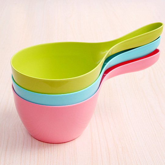 Cuchara de baño para bebés Cuchara de agua de plástico Cuchara de agua para niños Champú Taza Cuchara de agua de plástico Mango largo Cuchara de agua para bañera