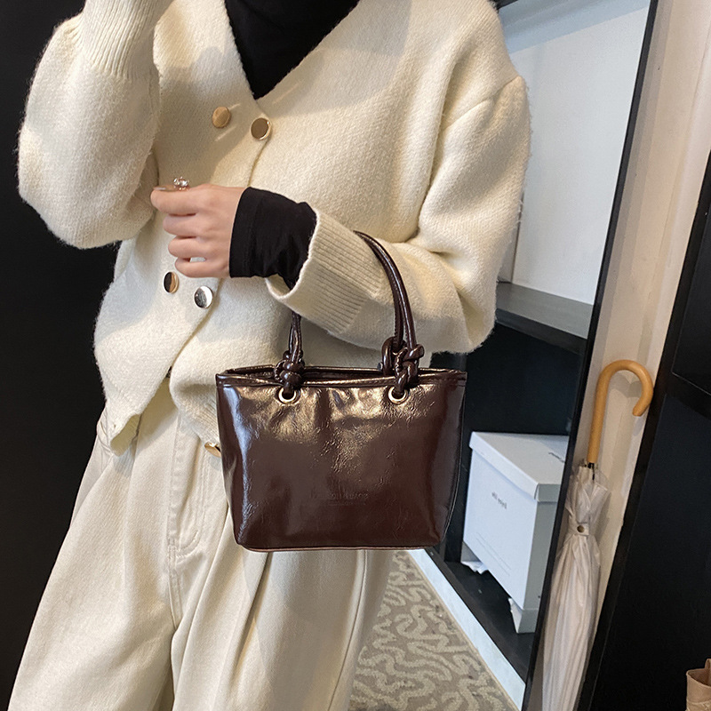 Otoño y invierno, bolsos de mujer, 2024 nuevo bolso de boda rojo, moda, bolso de hombro de mano, bolso de cubo de agua.