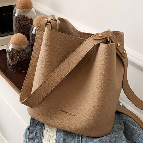 Temperament and fashionable hand-carrying versatile spring and summer women's bag  new trendy Internet celebrity simple one-shoulder niche foreign style bucket bag