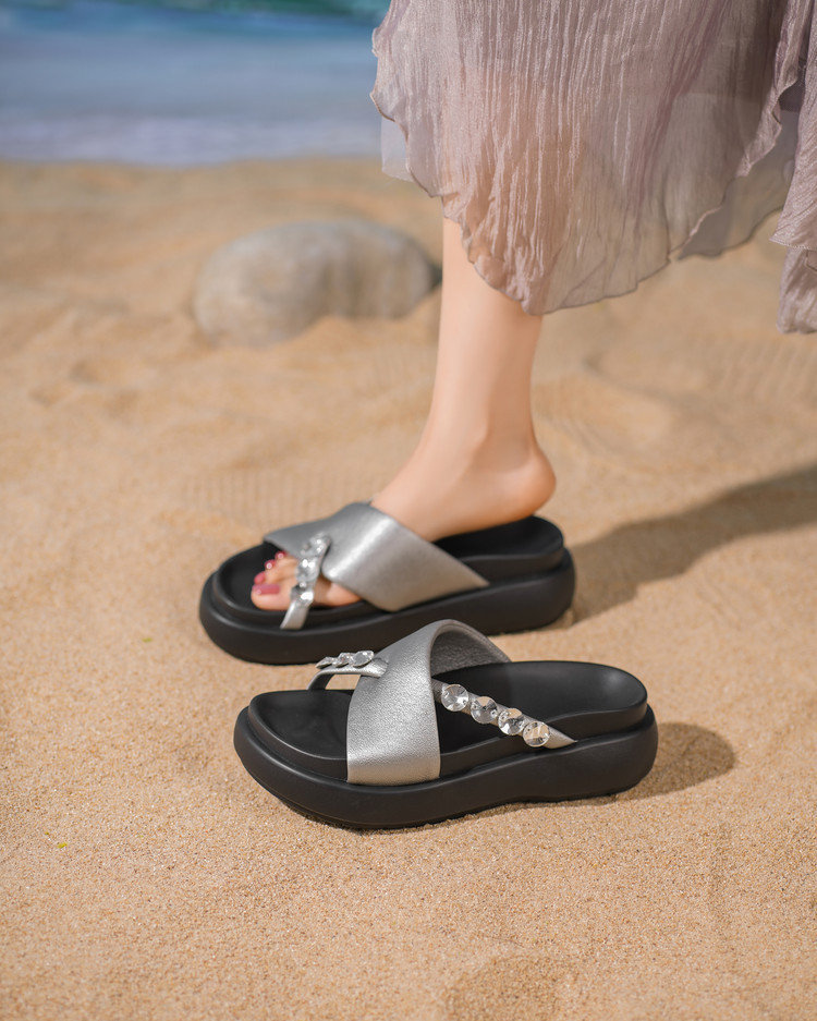 Dép sandal nữ xỏ ngón đế xuồng đính đá pha lê, đế dày thoải mái, đi biển mùa hè — đen, bạc chi tiết 7