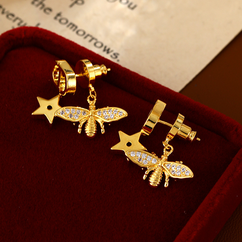 CD clásico abeja circón aretes delantero y trasero de doble propósito estrellas de alta calidad Pendientes de aguja plateada pequeño libro rojo con el mismo estilo de joyería de oreja