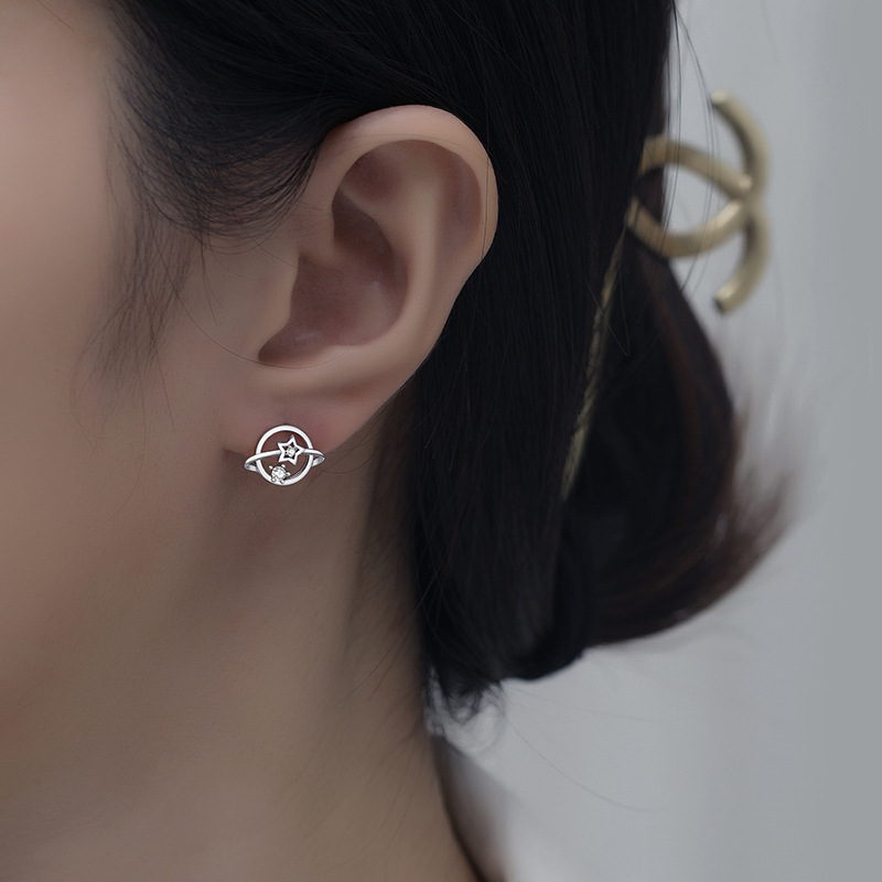 S925 plata esterlina simple estilo japonés y coreano planeta universo estrella Luna pendientes creativos simétricos pendientes personalizados al por mayor