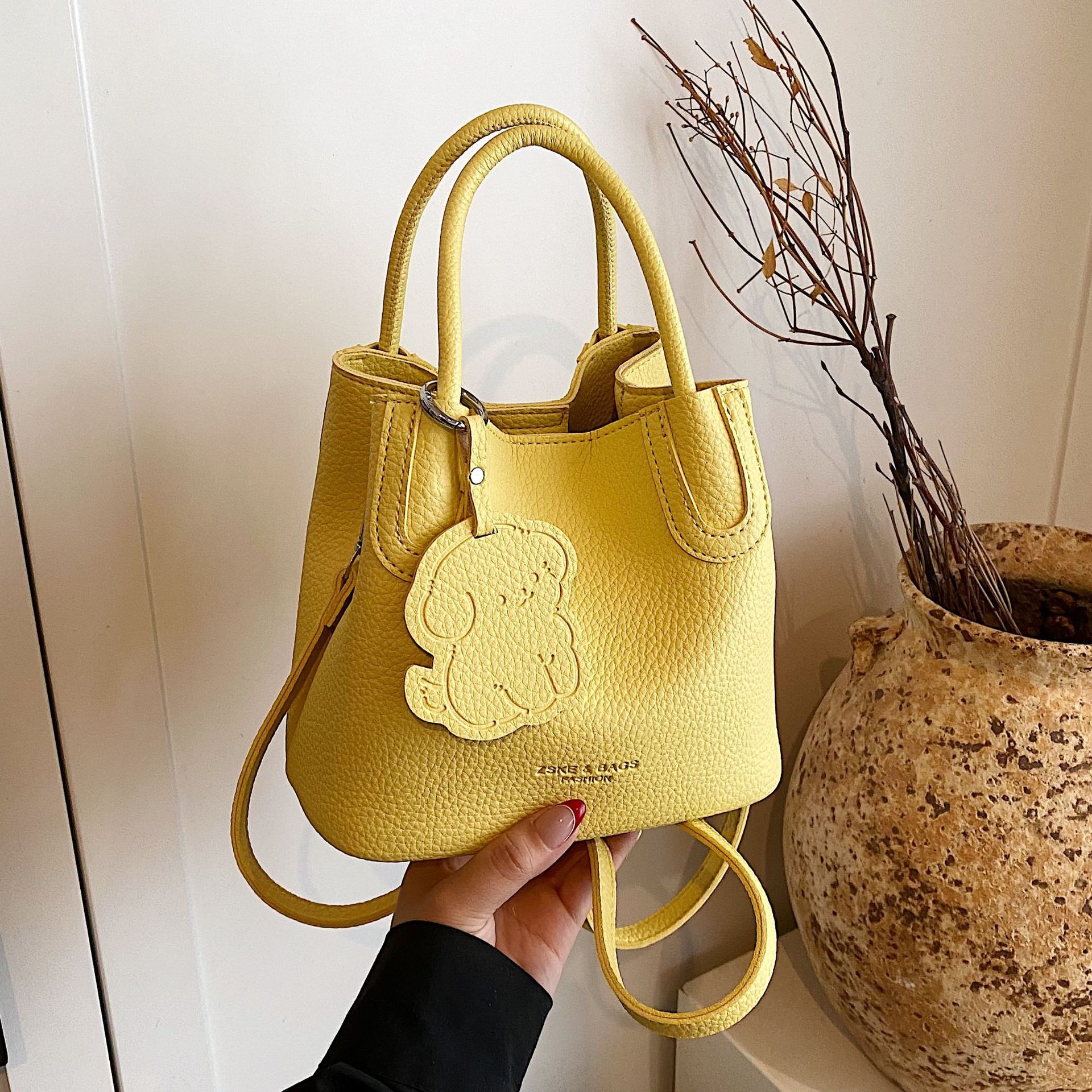 Bolso de patrón de lichi de alta gama para damas 2025 verano nuevo bolso de mensajero popular de todo fósforo bolso de cubo portátil de moda