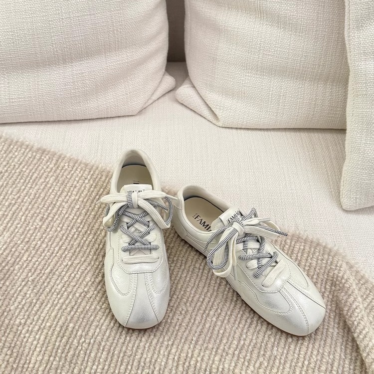Zapatos de entrenamiento de mujeres estilo universitario versátil otoño 2026 nuevos zapatos deportivos casuales suaves ligeros zapatos de mujer